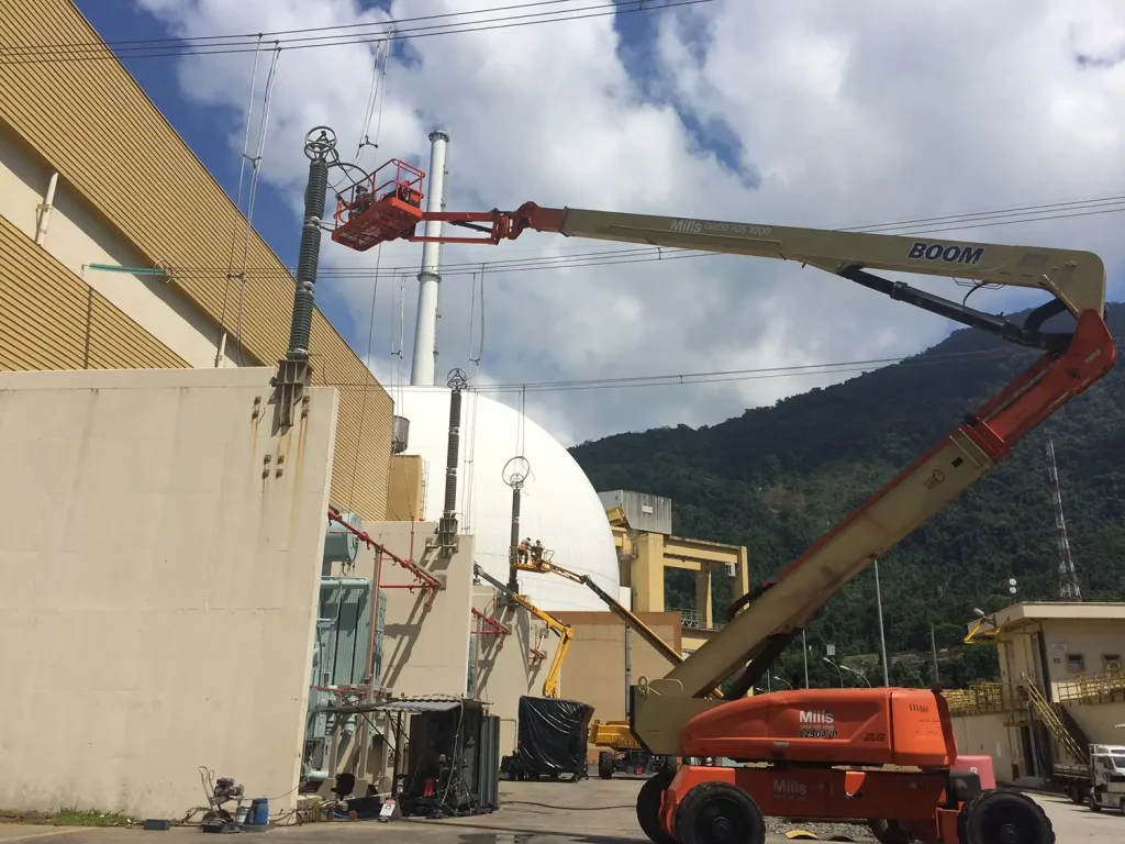Aplicação do RTV Silicone nos isoladores do PR na SE 500Kv da Eletronuclear - Angra dos Reis/RJ.